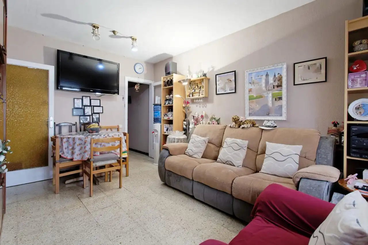 Sala d'estar de Pis en venda en L'Hospitalet de Llobregat amb Calefacció i Balcó