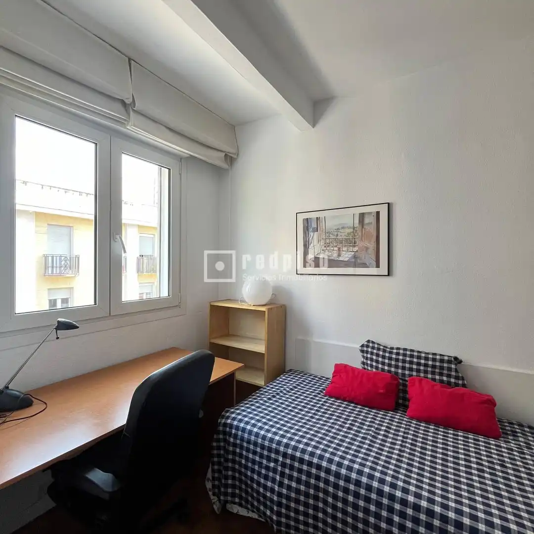 Schlafzimmer von Wohnung zur Miete in Madrid mit Heizung, Privatgarten und Parkett