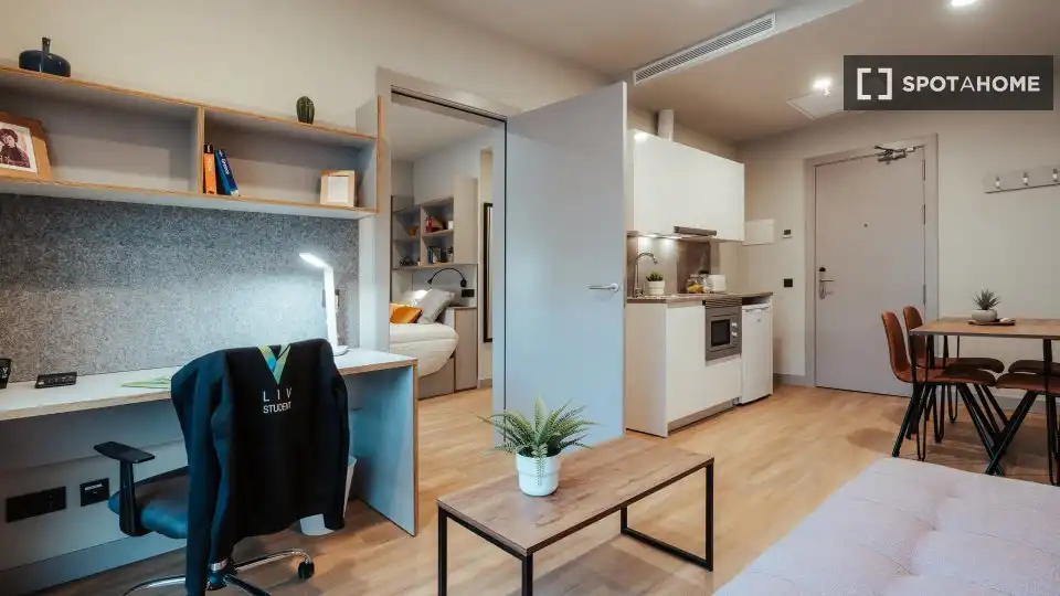Bedroom of Flat for share in Barcelona  with Air Conditioner, Heating and Furnished