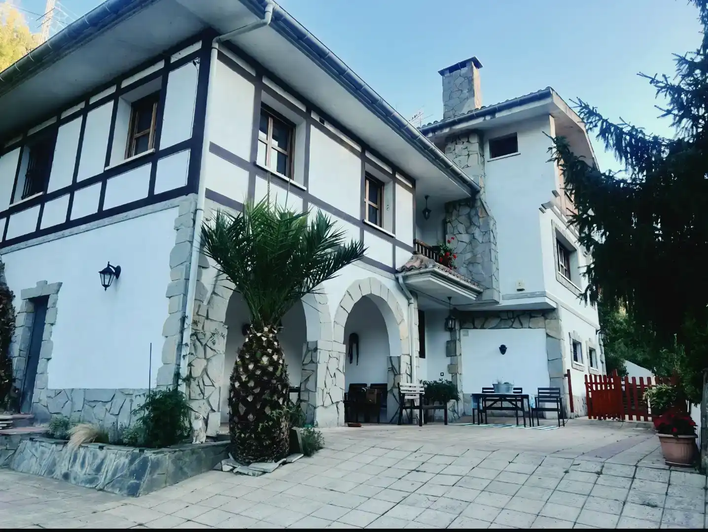 Vista exterior de Casa o xalet en venda en Alonsotegi amb Jardí privat, Parquet i Moblat