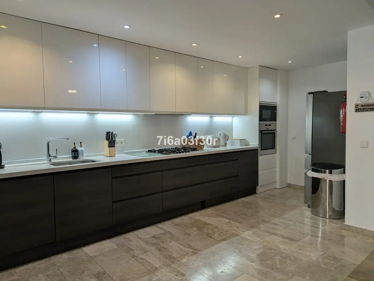 Küche von Wohnungen zum Verkauf in Marbella mit Heizung, Privatgarten und Terrasse