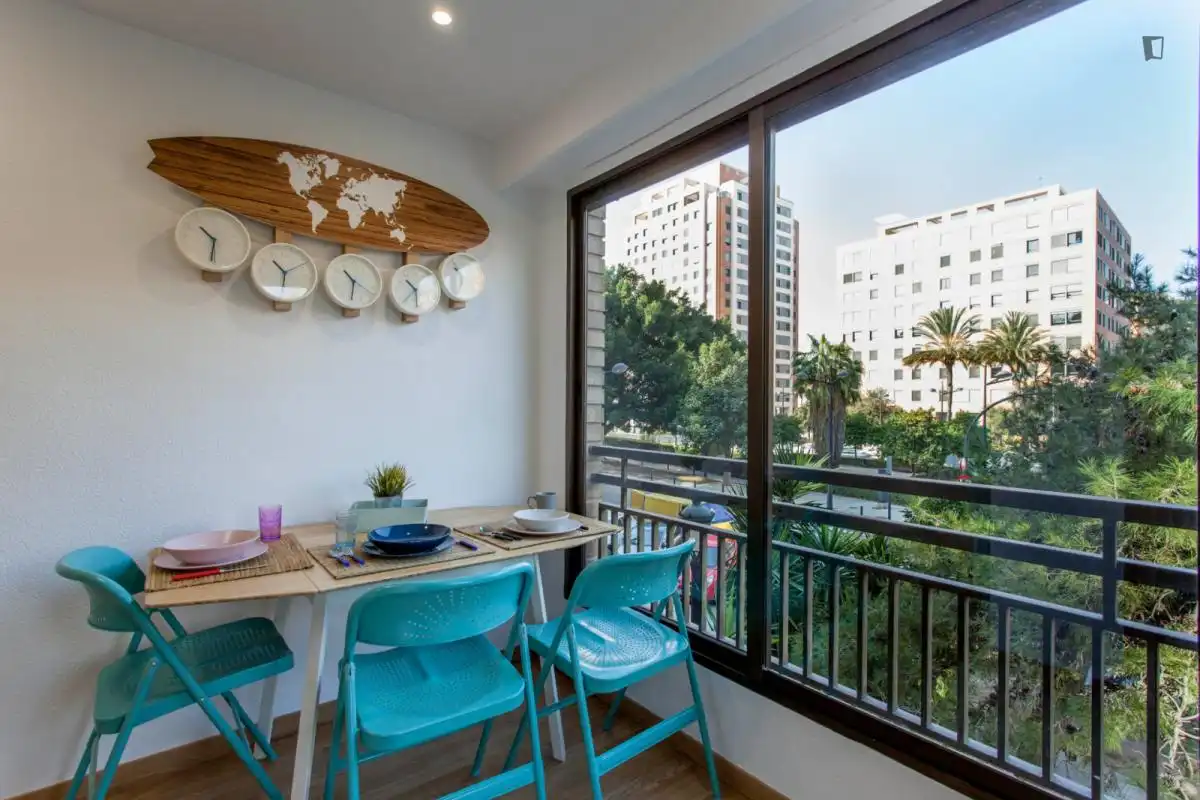 Terraza de Apartamento para compartir en Valencia con Aire acondicionado, Amueblado y Horno