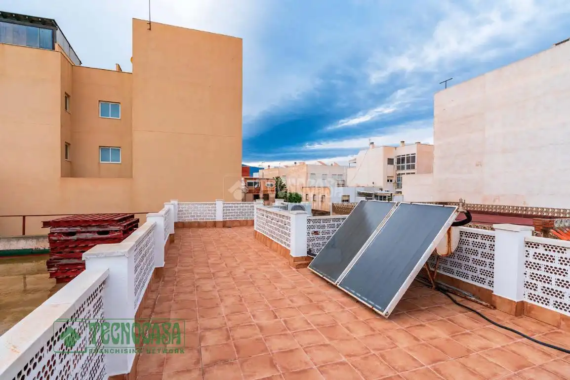 Terrassa de Casa adosada en venda en Roquetas de Mar amb Aire condicionat i Terrassa
