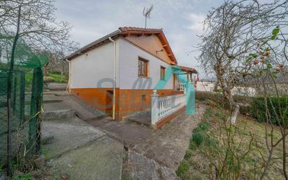Vista exterior de Casa o xalet en venda en Langreo amb Calefacció i Jardí privat