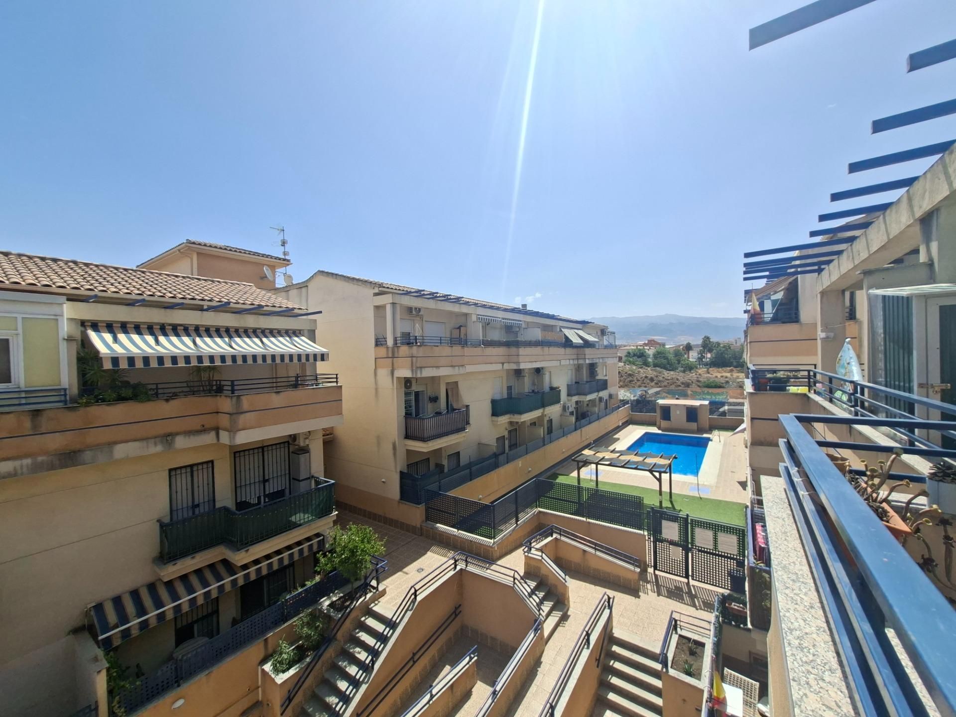 Vista exterior de Àtic en venda en Las Gabias amb Terrassa i Piscina comunitària