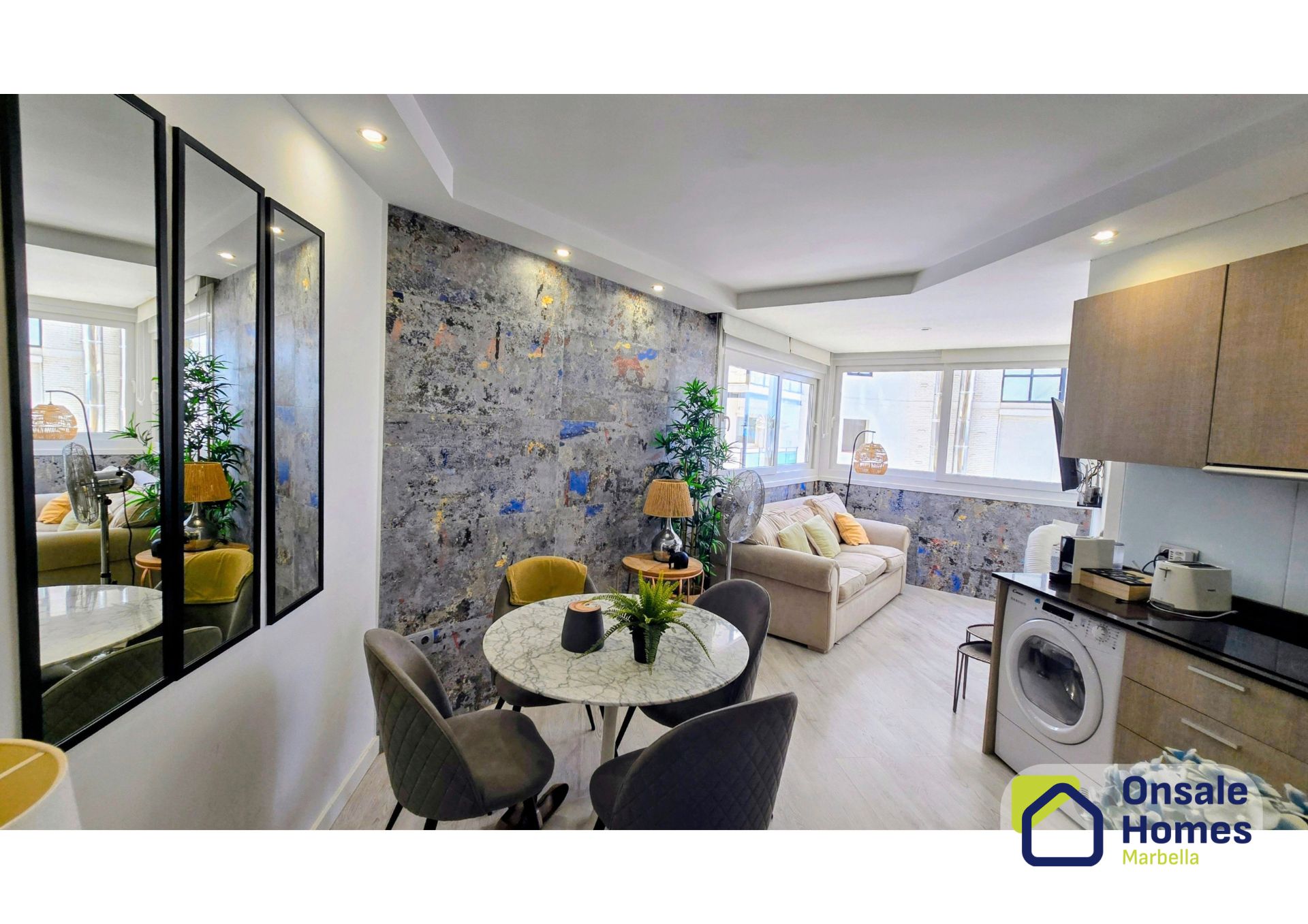 Sala de estar de Piso en venta en Marbella con Aire acondicionado y Piscina comunitaria