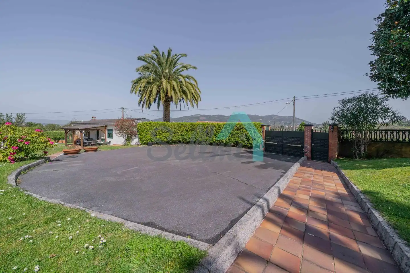 Vista exterior de Casa o xalet en venda en Oviedo  amb Calefacció, Jardí privat i Parquet