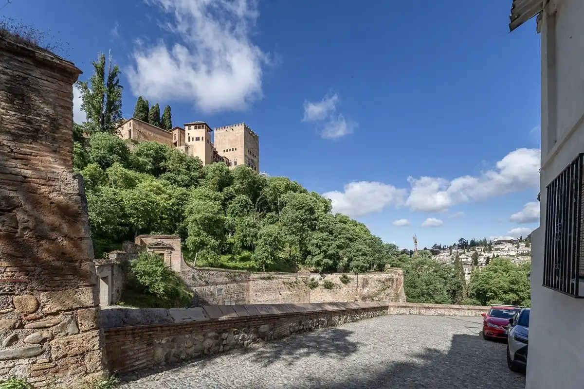 Vista exterior de Casa o xalet en venda en Granada amb Terrassa i Balcó