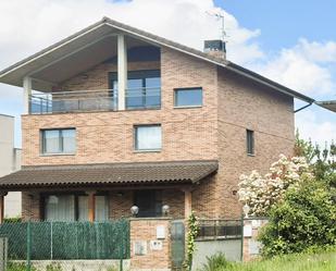 Vista exterior de Casa o xalet en venda en Huarte / Uharte amb Calefacció, Jardí privat i Terrassa