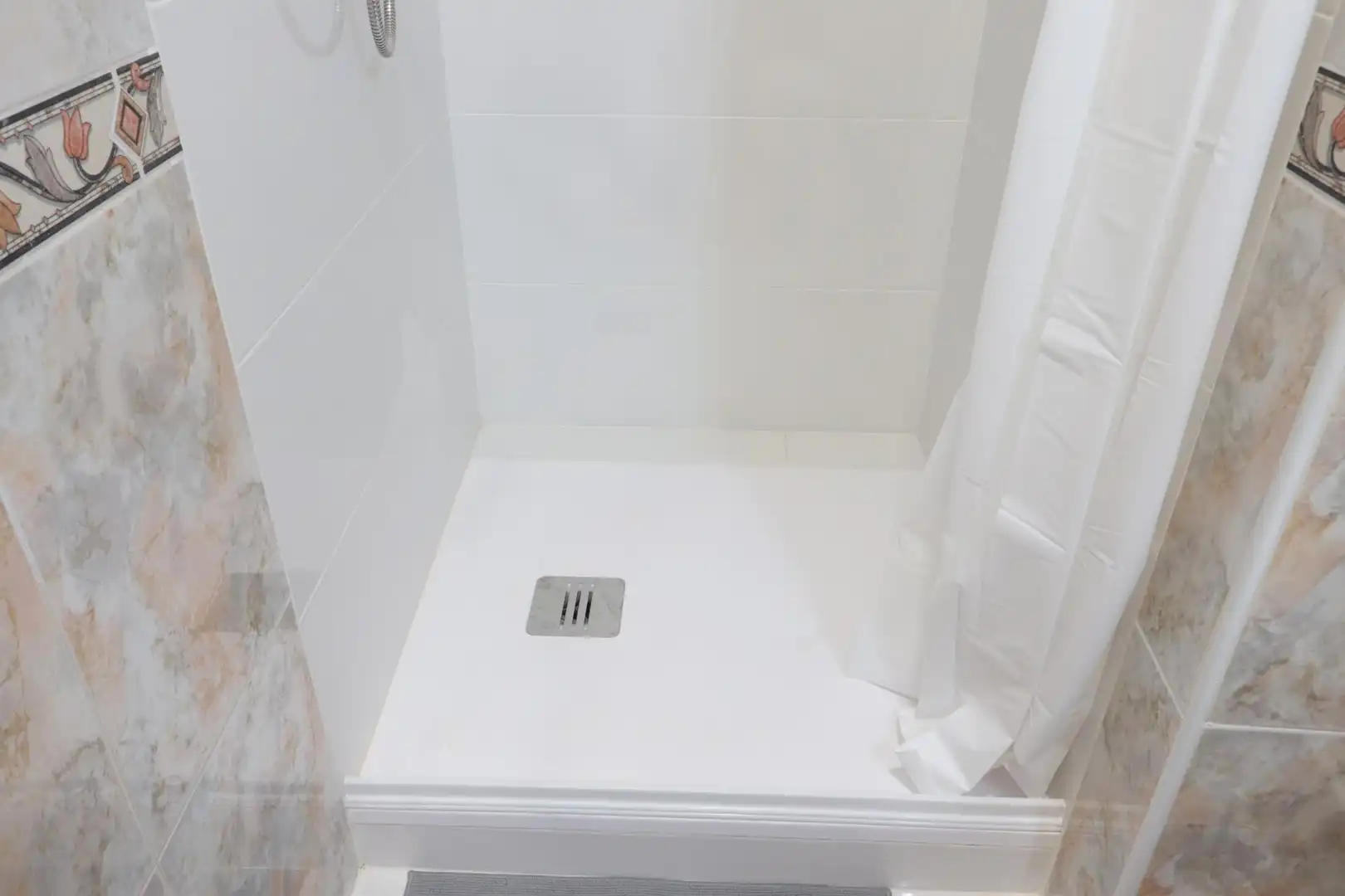 Baño de Piso para compartir en Cartagena con Amueblado y Balcón