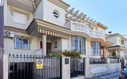 Vista exterior de Casa adosada en venda en Martos amb Aire condicionat, Calefacció i Parquet