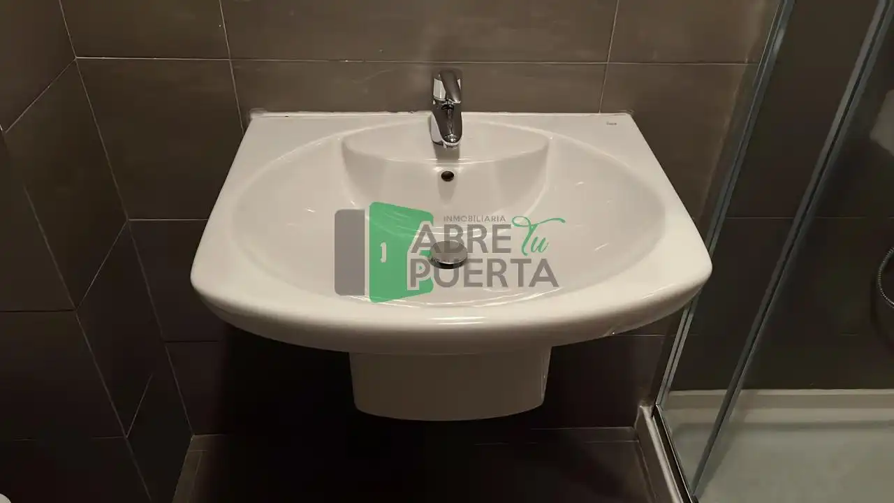 Baño de Piso de alquiler en Ourense Capital  con Calefacción, Trastero y Amueblado