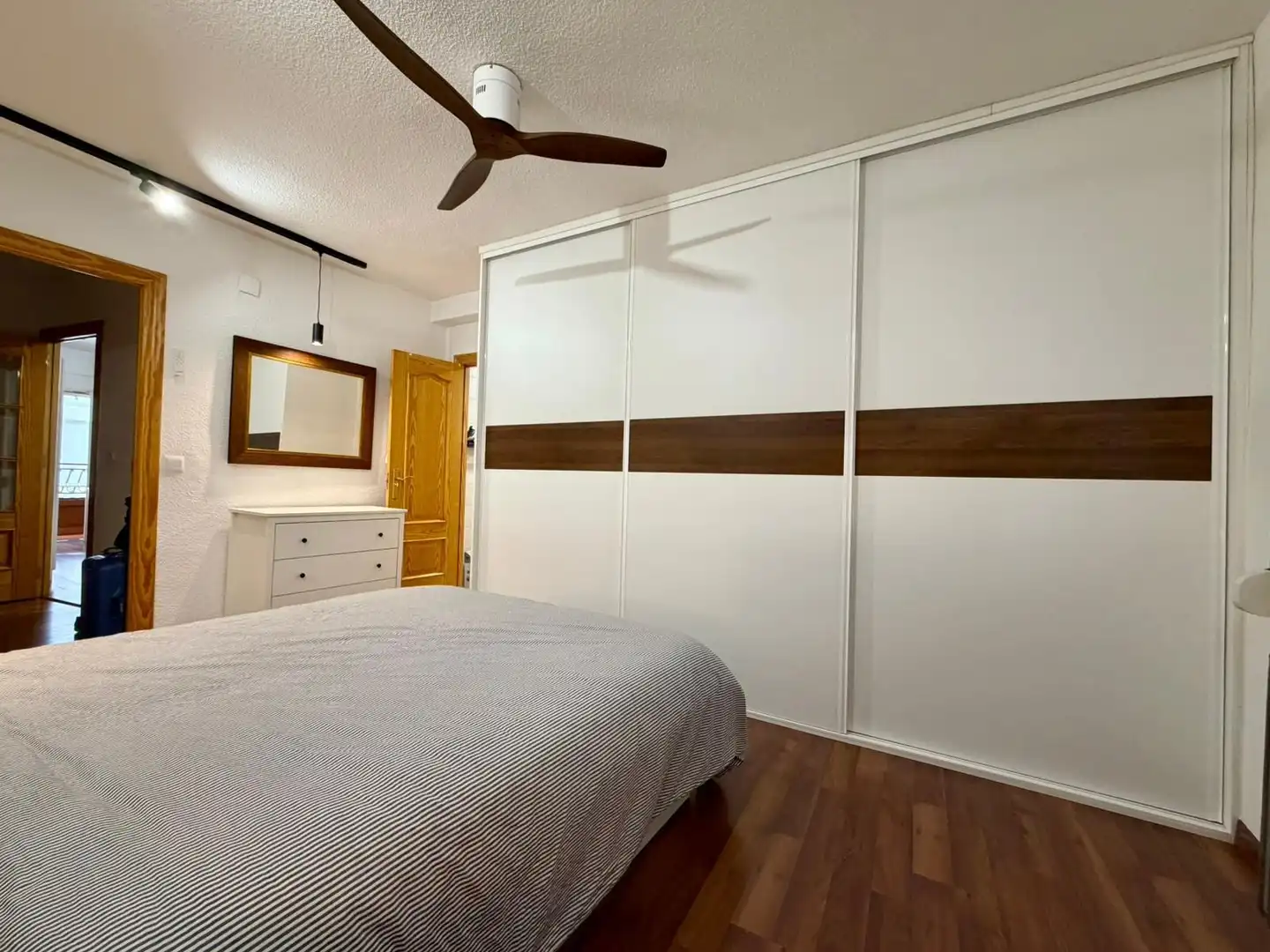 Bedroom of Flat for sale in Granada  with Air Conditioner, Parquet flooring and Balcony
