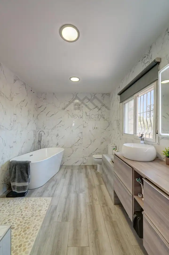 Bathroom of Houses for sale in La Pobla de Vallbona  with Air Conditioner, Heating and Private garden