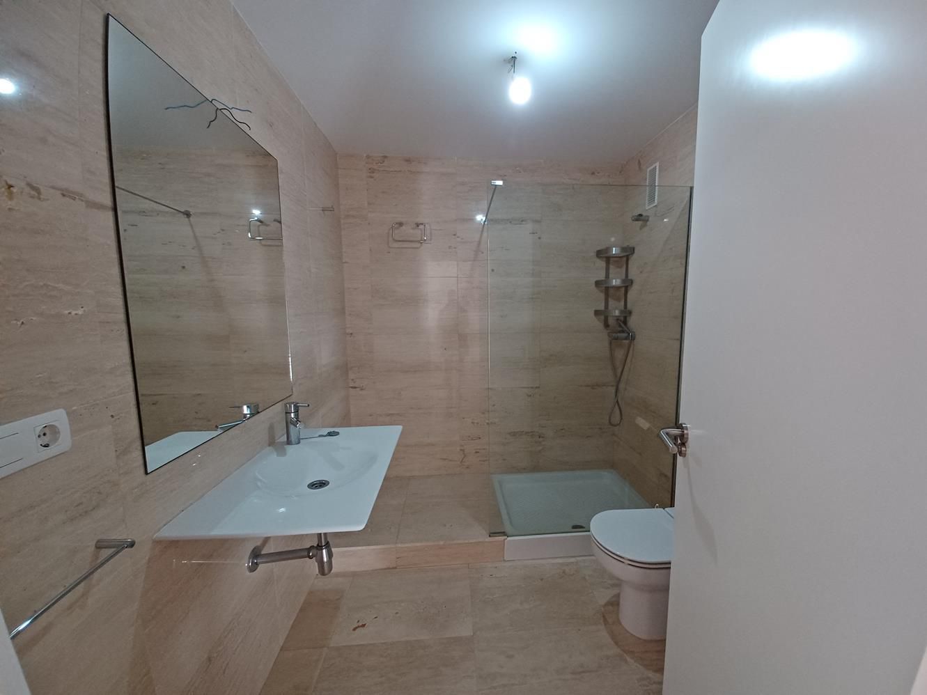 Bathroom of Flat for sale in La Roda  with Air Conditioner, Heating and Storage room
