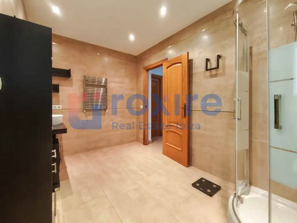 Bany de Casa o xalet en venda en Sant Josep de sa Talaia amb Aire condicionat, Jardí privat i Terrassa