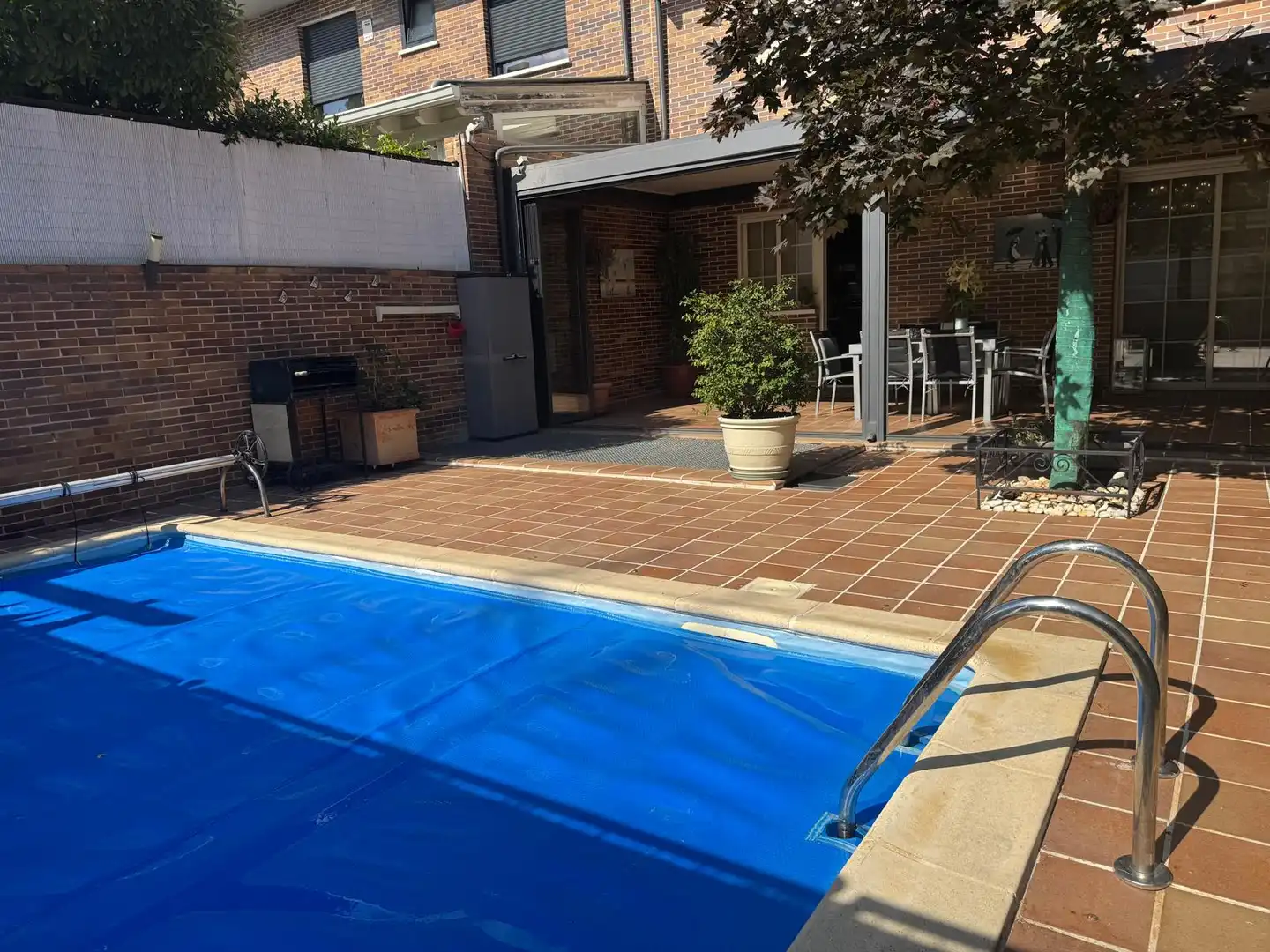 Piscina de Casa adosada en venta en Boadilla del Monte con Aire acondicionado, Calefacción y Jardín privado