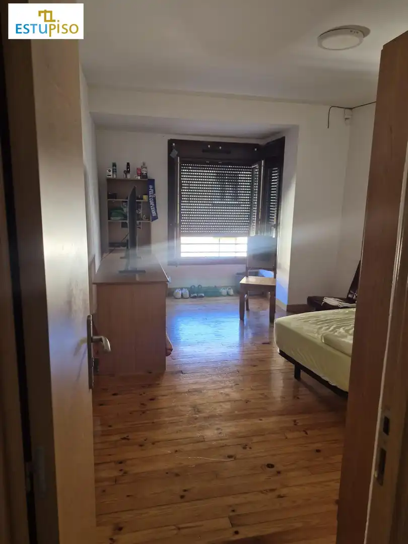 Dormitori de Pis en venda en León Capital  amb Calefacció, Terrassa i Moblat