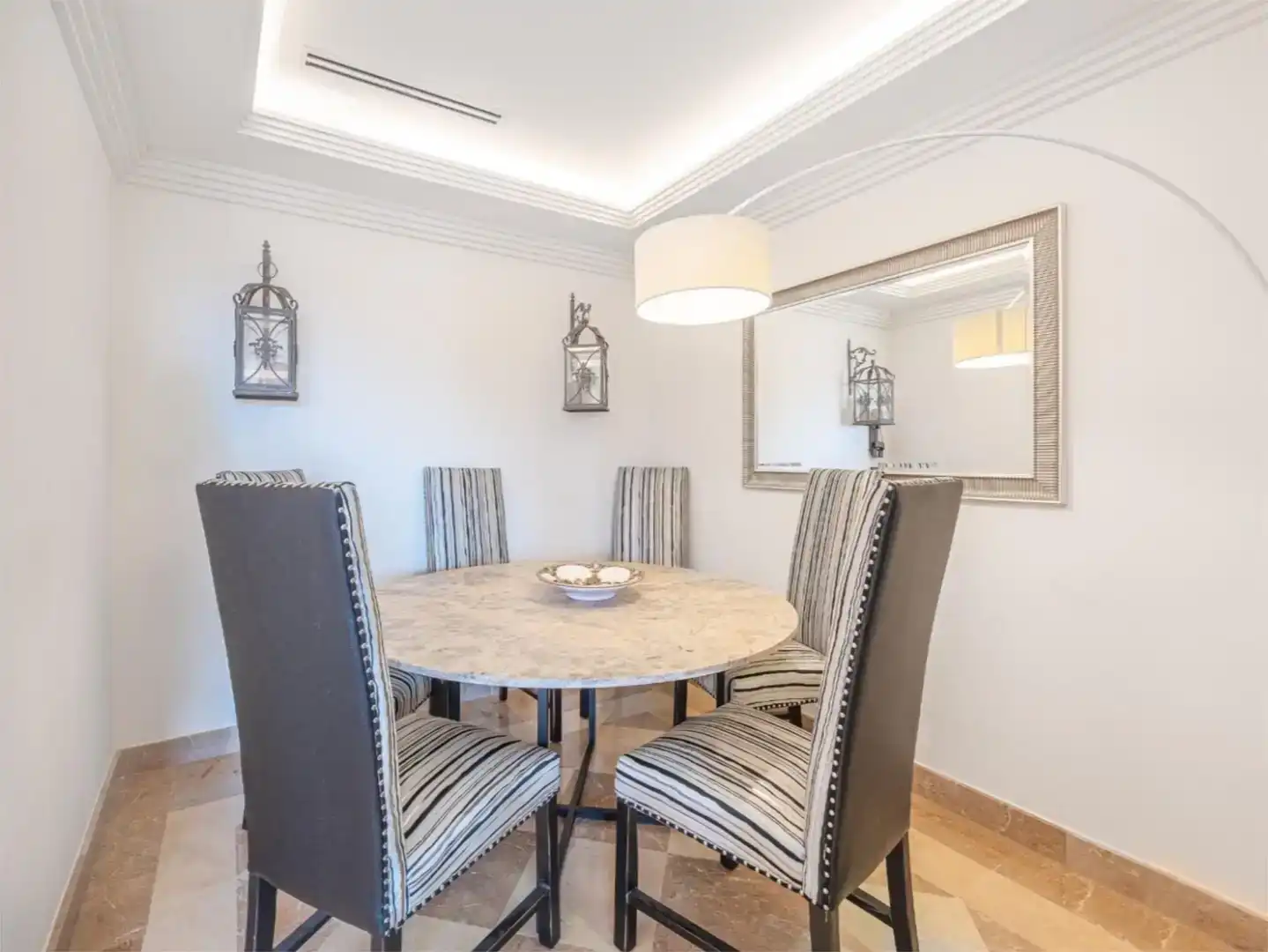Menjador de Apartament de lloguer en Marbella amb Aire condicionat, Piscina i Balcó
