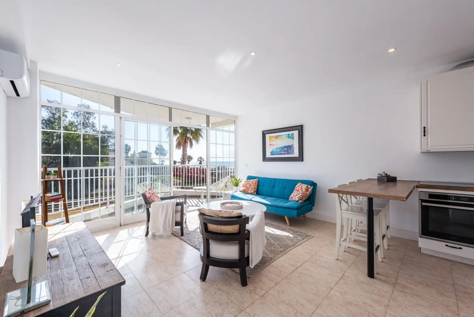 Sala d'estar de Apartament en venda en Marbella amb Aire condicionat, Terrassa i Moblat
