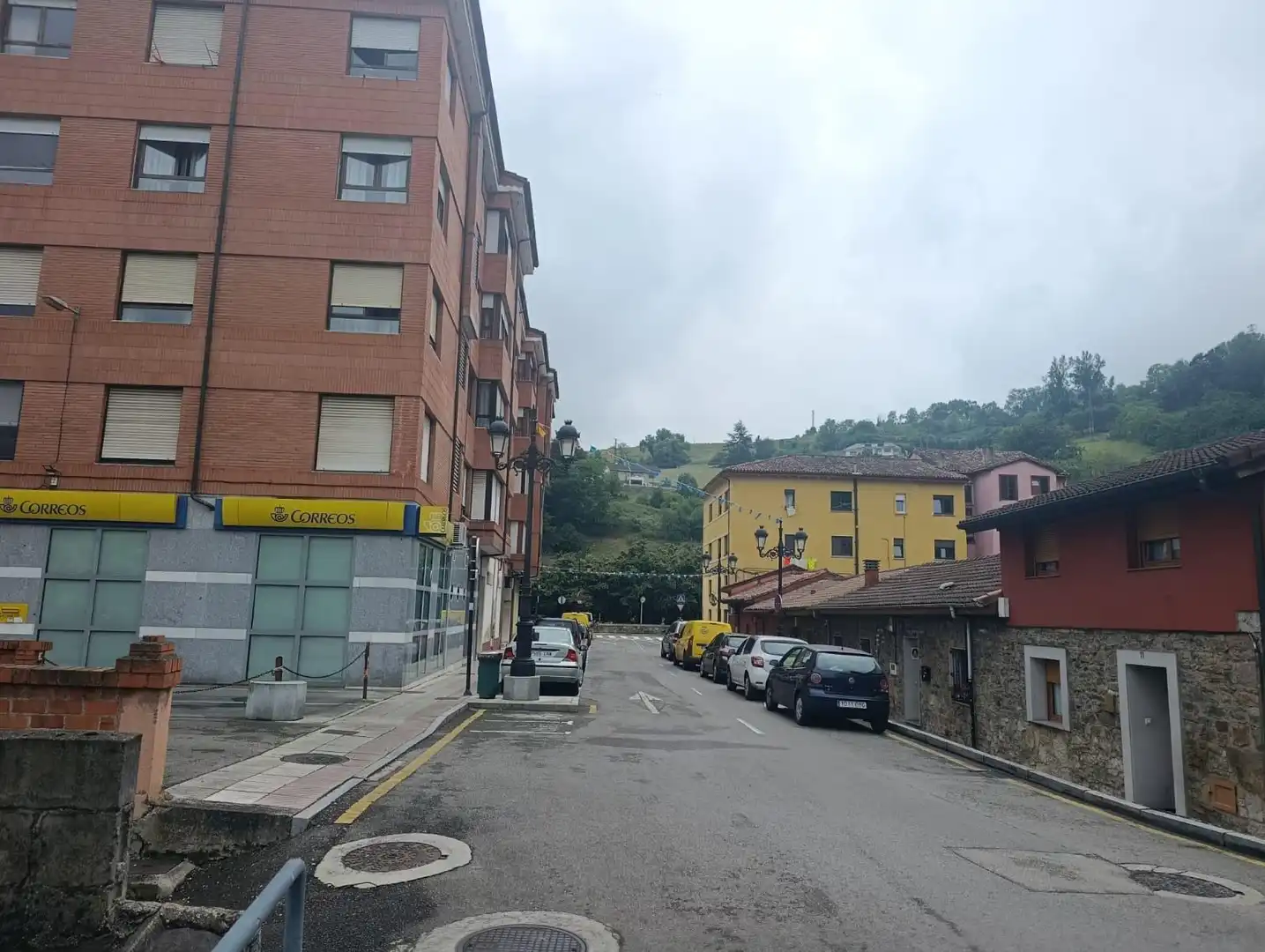 Vista exterior de Edifici en venda en Oviedo 