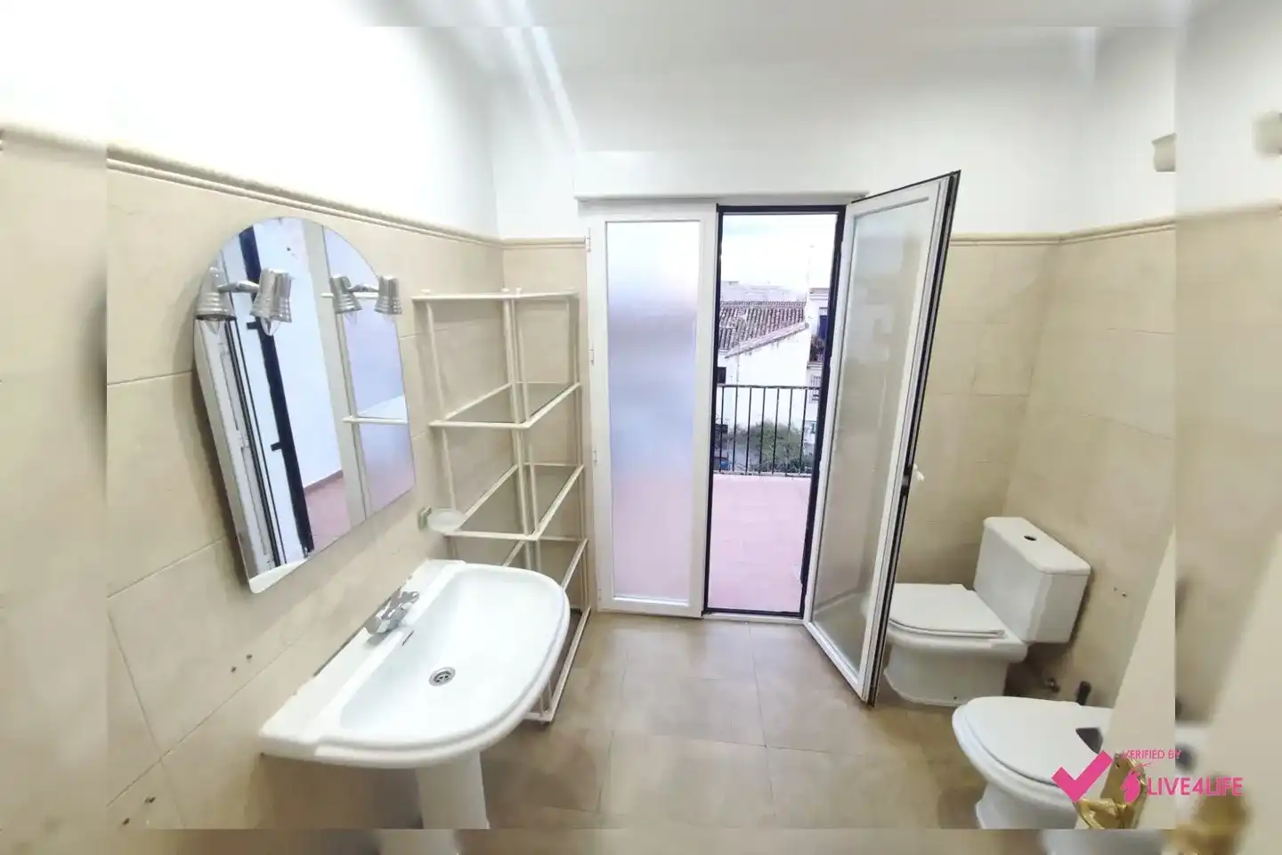 Bathroom of Ground floor for share in Granada  with Heating, Terrace and Storage room