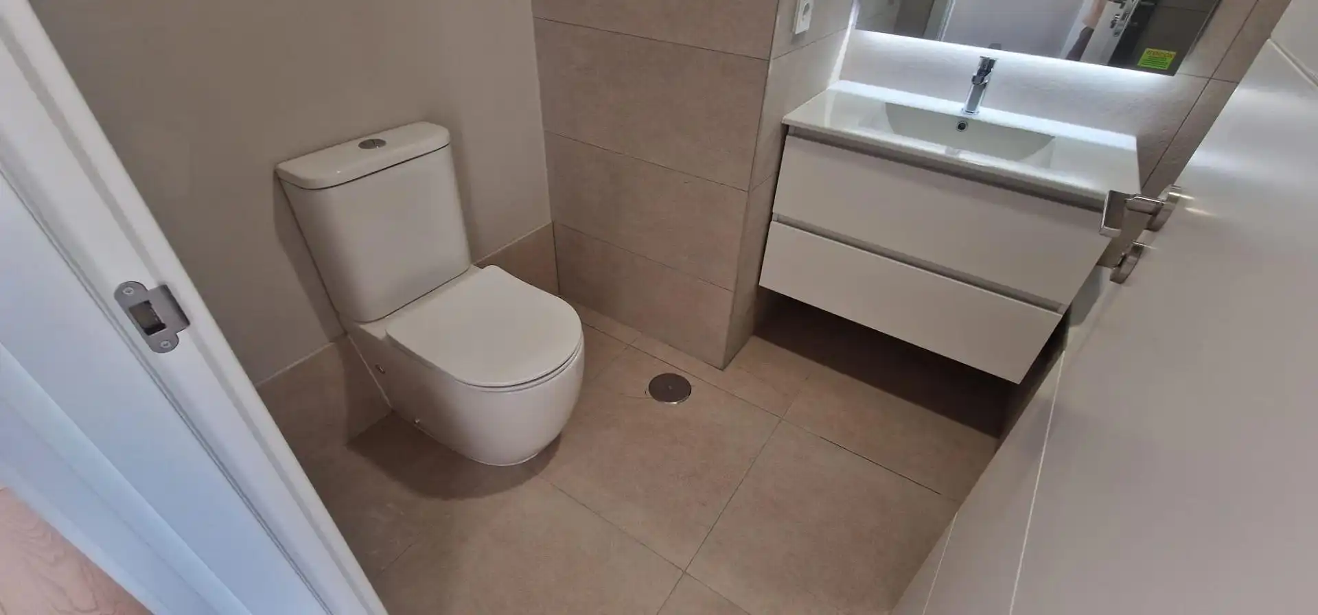 Badezimmer von Einfamilien-Reihenhaus zur Miete in Guillena mit Privatgarten, Balkon und Gemeinschaftspool