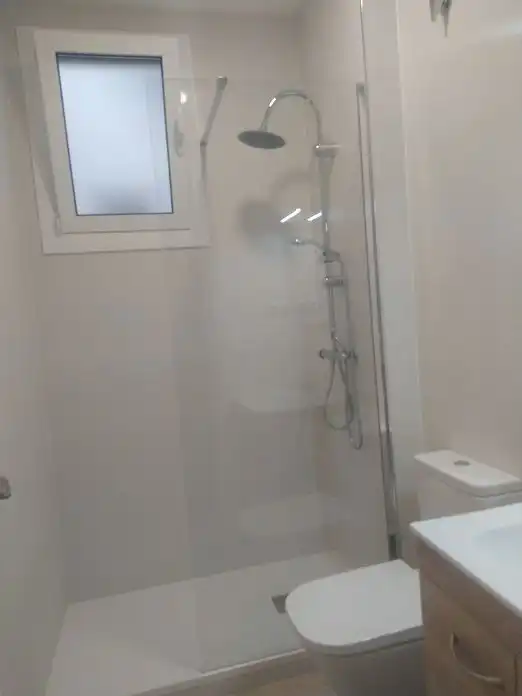Badezimmer von Wohnung zur Miete in Barcelona mit Klimaanlage, Heizung und Ofen