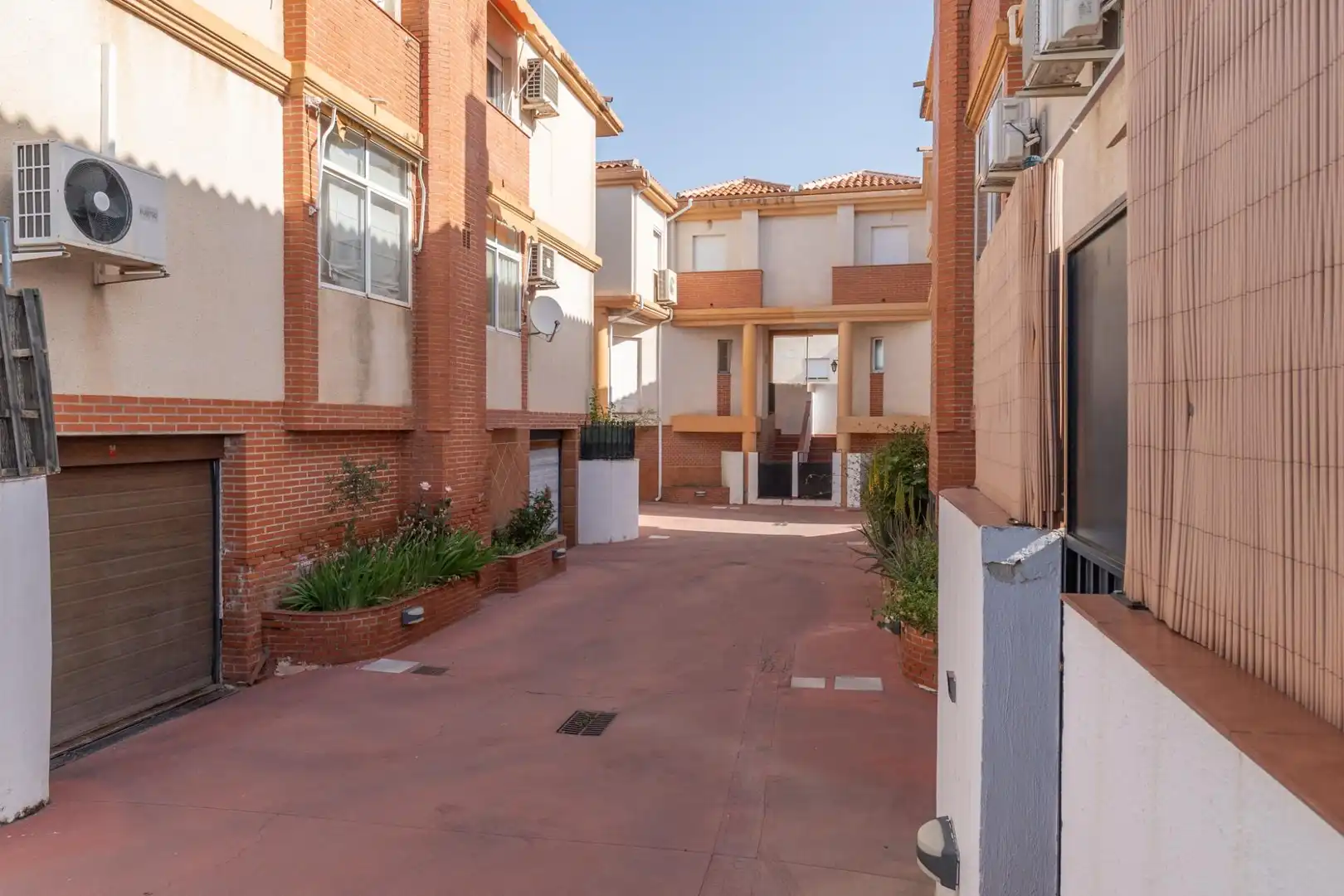 Vista exterior de Casa adosada en venta en Ogíjares con Aire acondicionado, Calefacción y Terraza