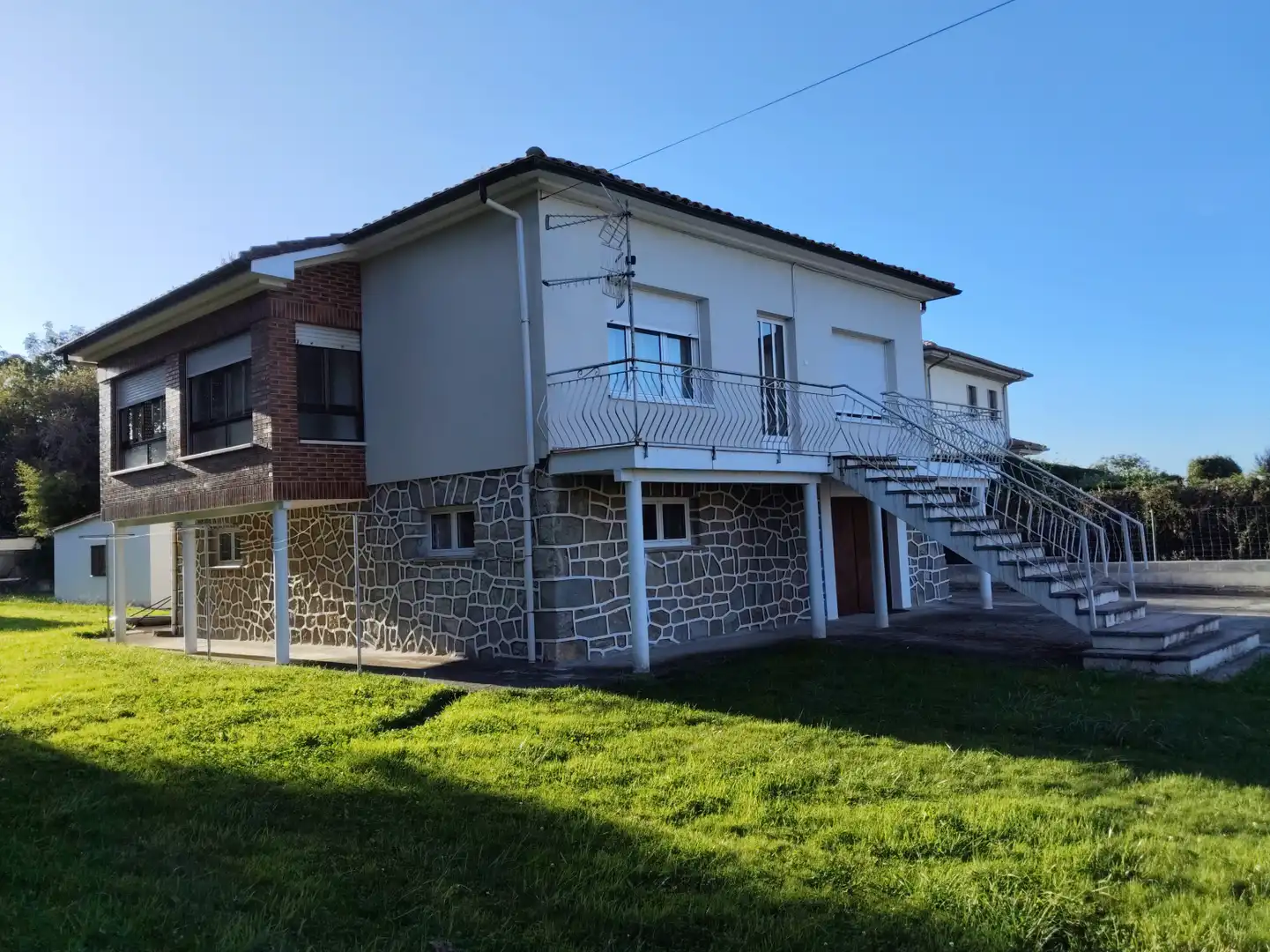 Vista exterior de Casa o chalet en venta en Torrelavega  con Calefacción, Jardín privado y Terraza