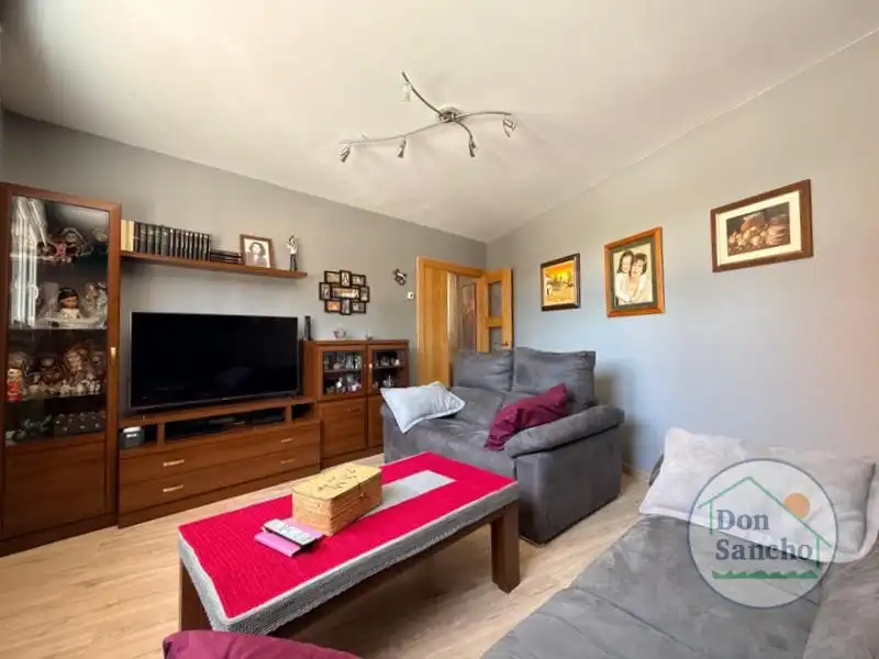 Sala de estar de Casa adosada en venta en Santovenia de Pisuerga con Calefacción y Terraza