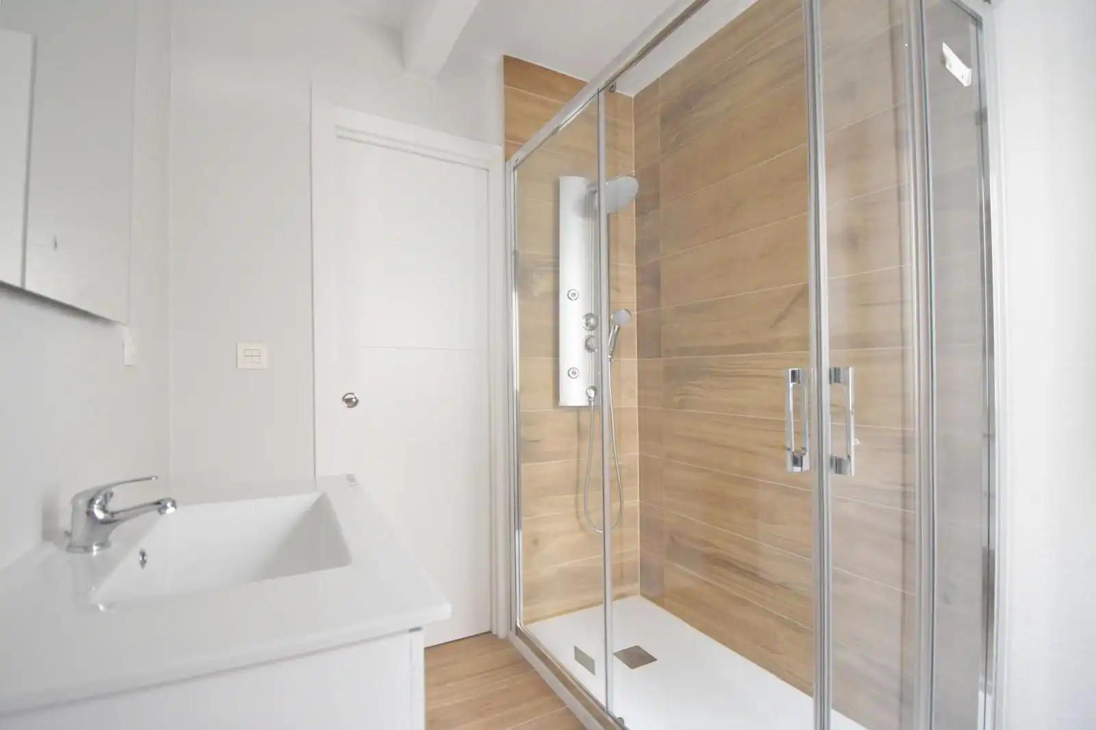 Badezimmer von Wohnung zum Verkauf in Pinto mit Heizung