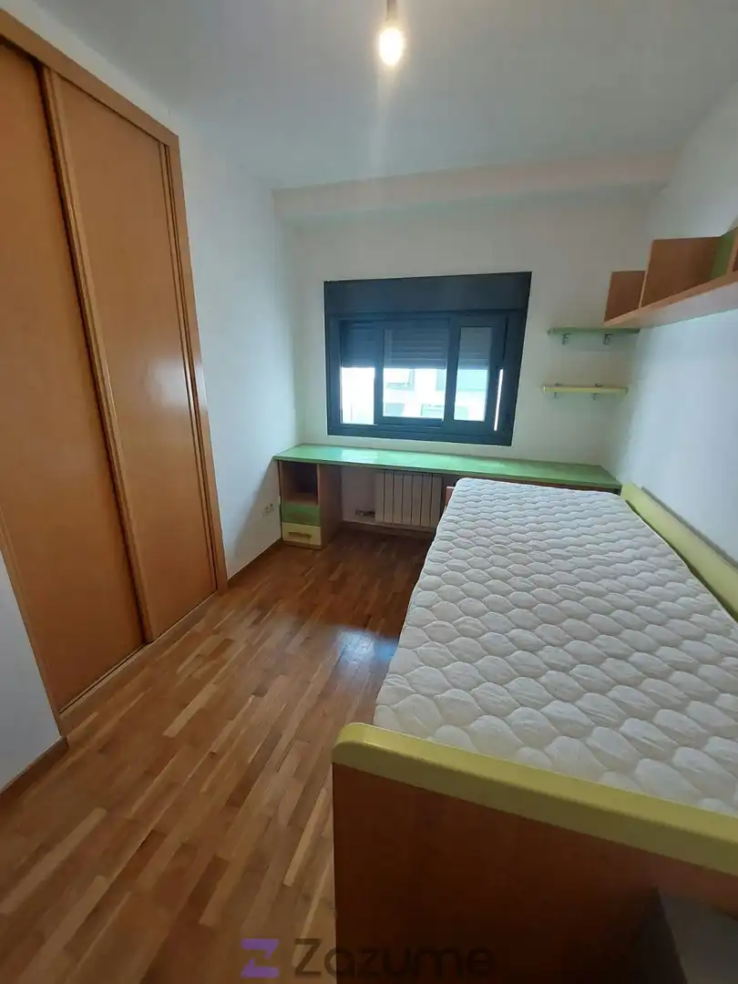 Habitación de Piso de alquiler en Pontevedra Capital  con Calefacción, Trastero y Amueblado