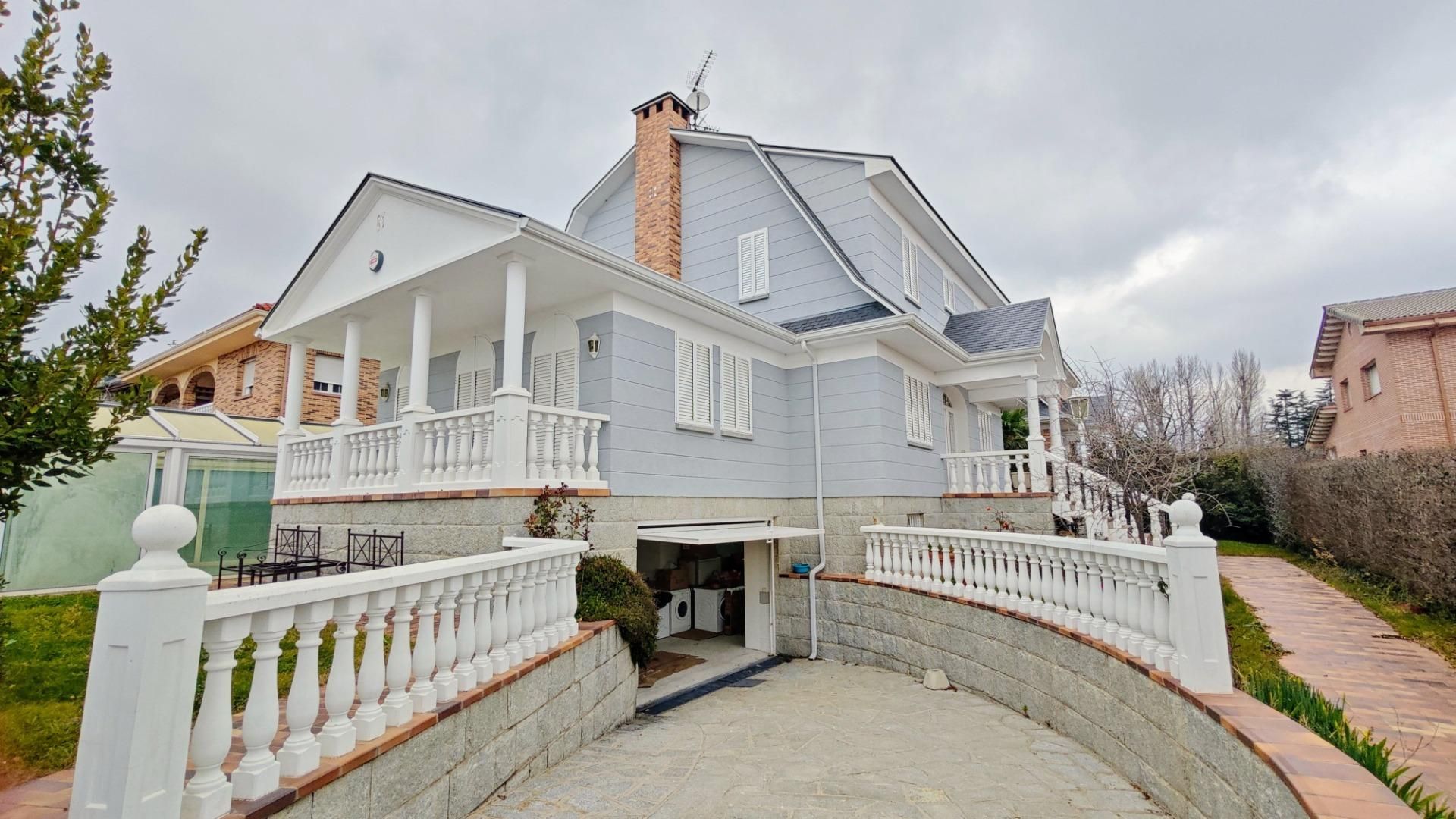 Vista exterior de Casa o xalet en venda en Guadarrama amb Jardí privat, Terrassa i Traster