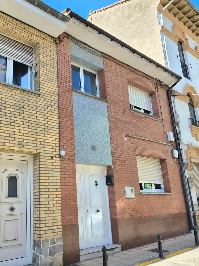 Vista exterior de Casa adosada de lloguer en Carreño amb Calefacció