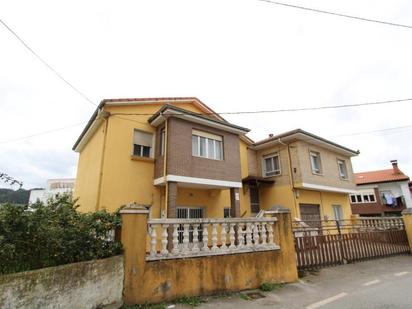 Vista exterior de Casa o xalet en venda en Torrelavega  amb Calefacció i Jardí privat