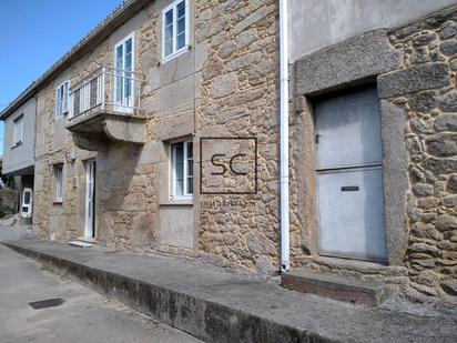 Vista exterior de Casa o xalet en venda en Laxe amb Terrassa i Balcó