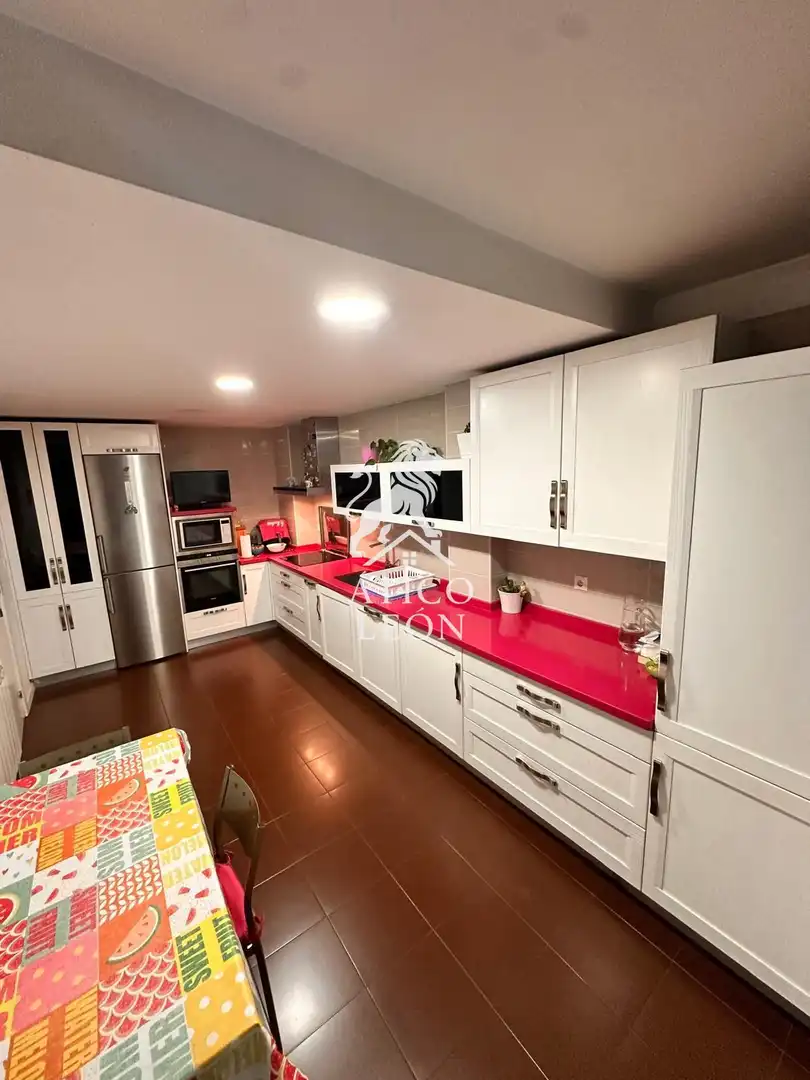 Cocina de Casa adosada en venta en San Andrés del Rabanedo con Calefacción, Jardín privado y Parquet
