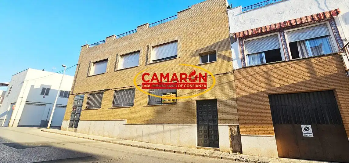 Vista exterior de Casa adosada en venta en Coria del Río