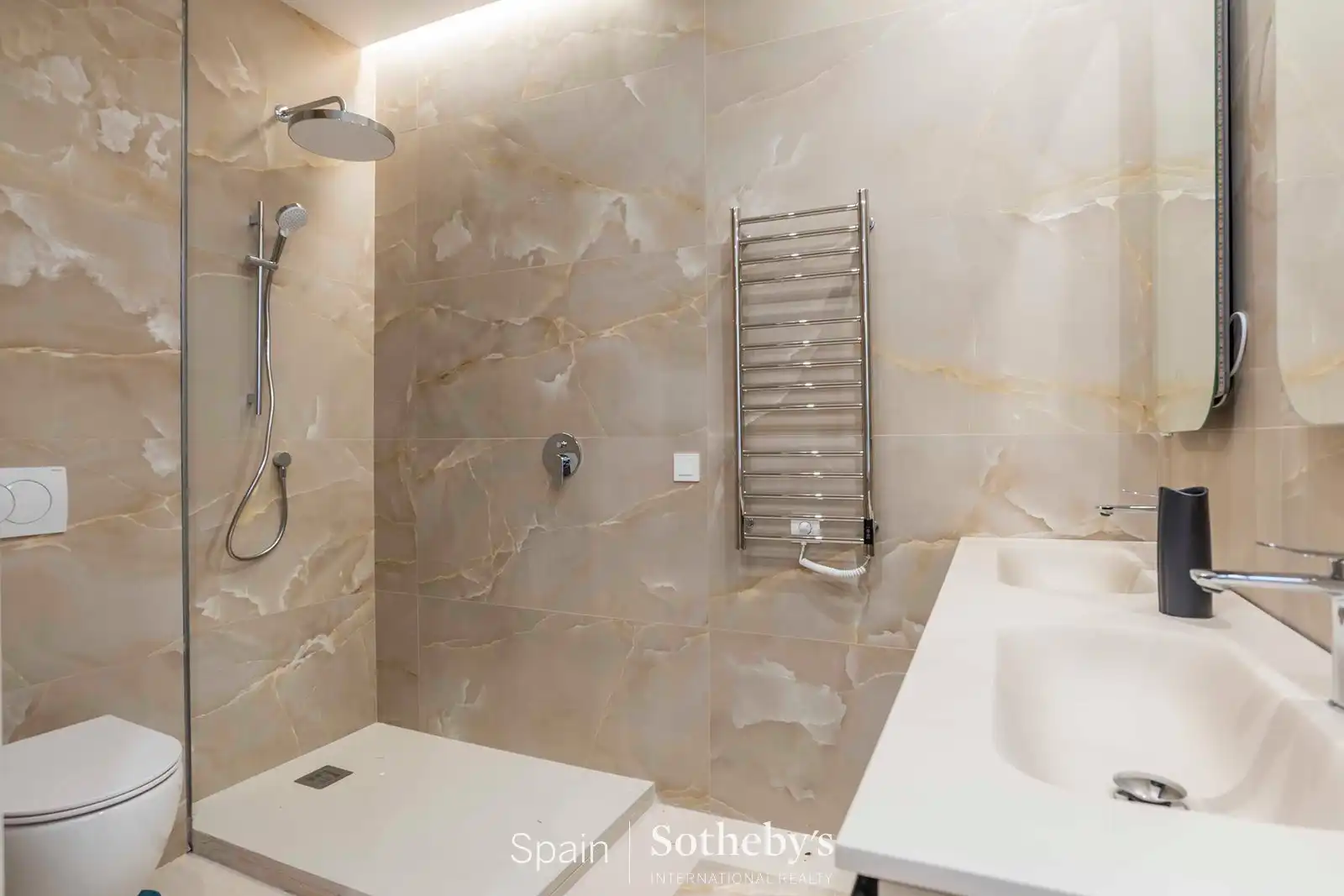 Bathroom of Apartments for sale in Madrid  with Air Conditioner and Heating