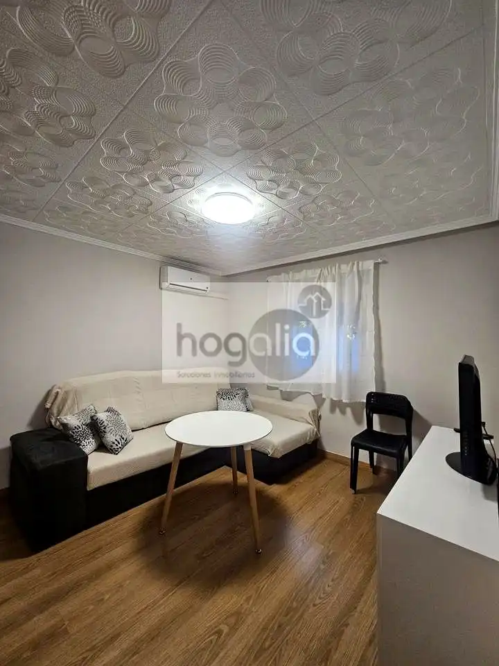 Living room of Flat for rent in Sevilla  with Air Conditioner, Terrace and Furnished