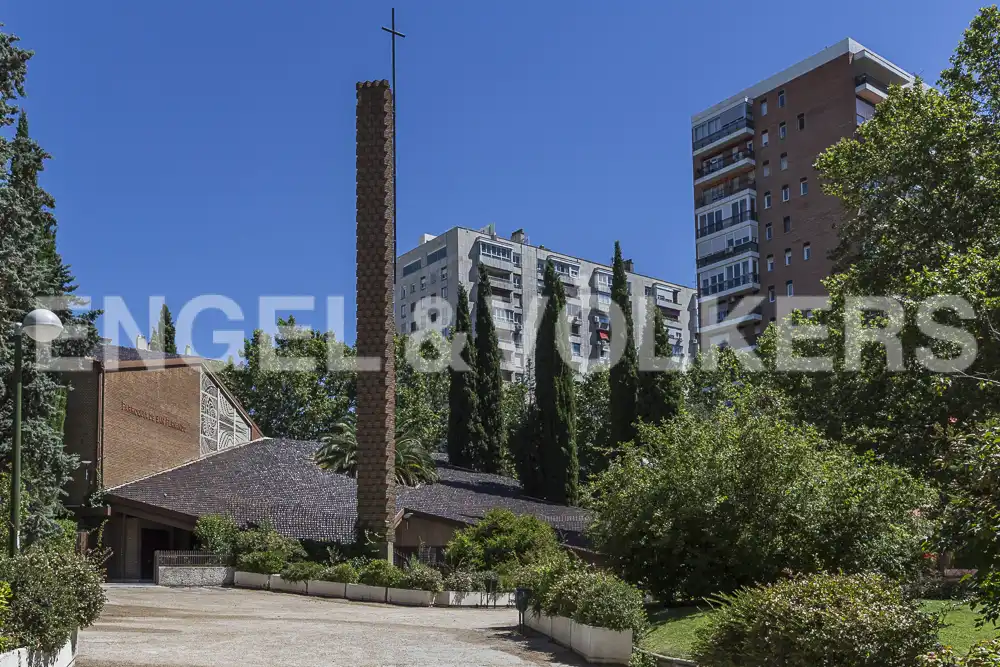 Außenansicht von Wohnung zum Verkauf in Madrid mit Klimaanlage, Heizung und Privatgarten