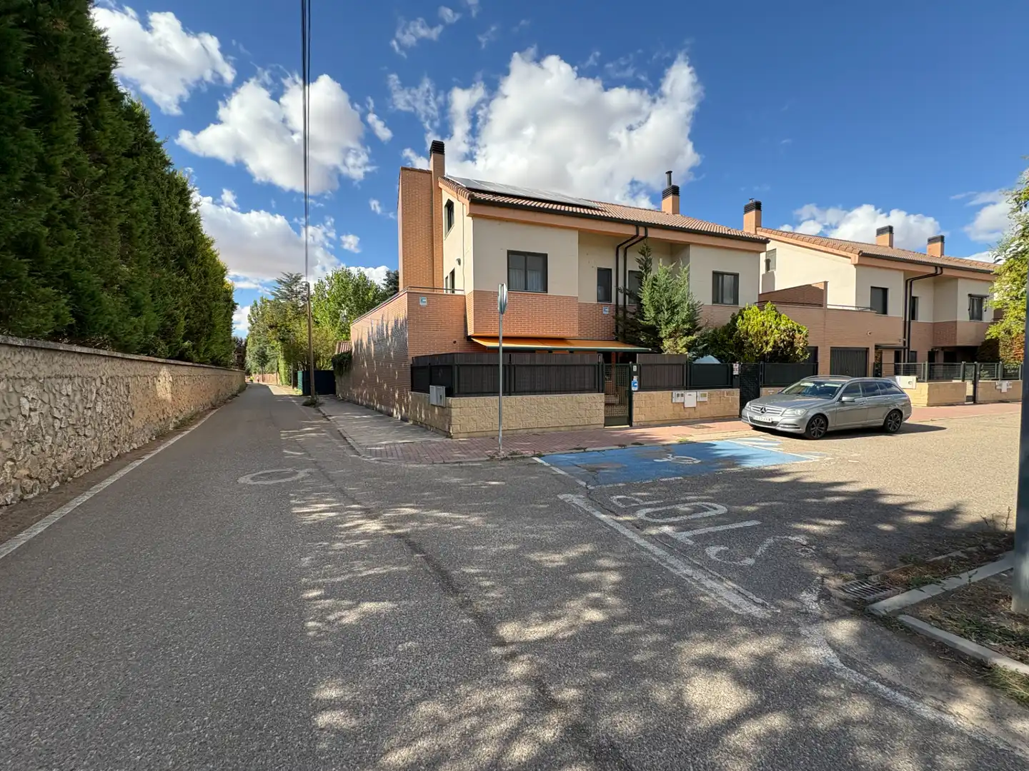 Vista exterior de Casa adosada en venta en Simancas con Aire acondicionado, Calefacción y Jardín privado