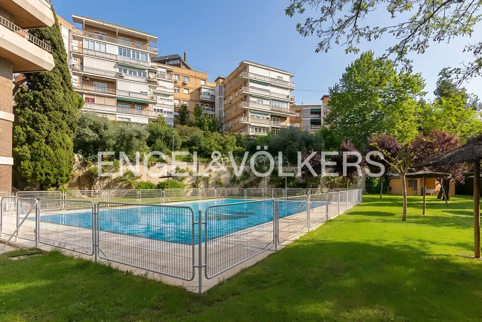 Piscina de Piso en venta en Madrid con Calefacción, Parquet y Terraza