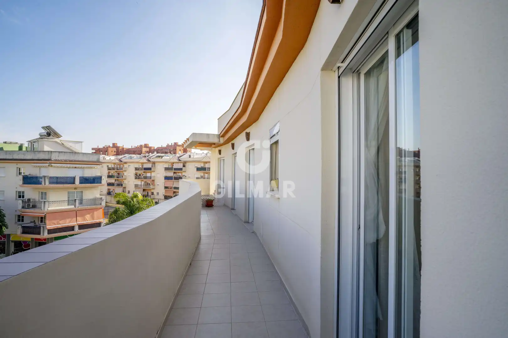 Vista exterior de Àtic en venda en Estepona amb Calefacció, Piscina i Balcó