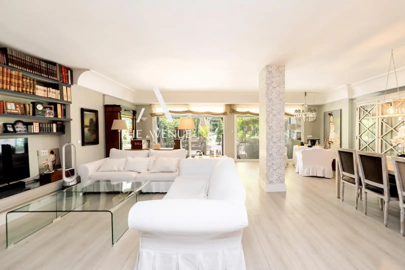 Sala d'estar de Casa adosada en venda en Boadilla del Monte amb Aire condicionat, Calefacció i Jardí privat