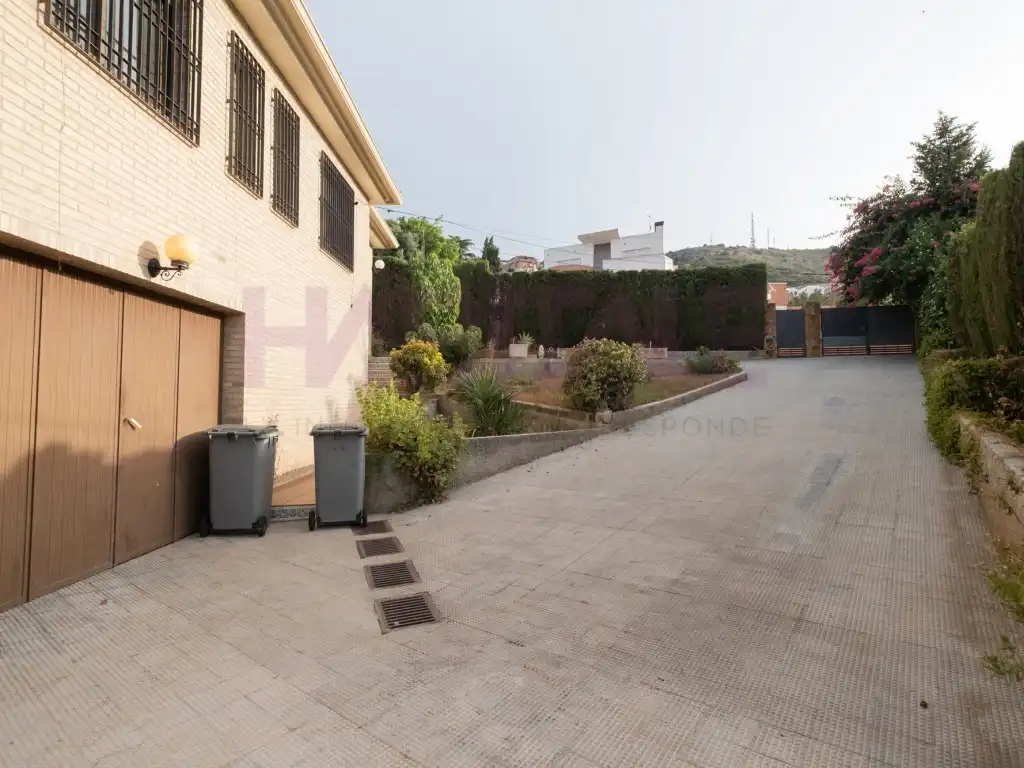 Parking of Houses for sale in Chiva  with Air Conditioner, Heating and Furnished