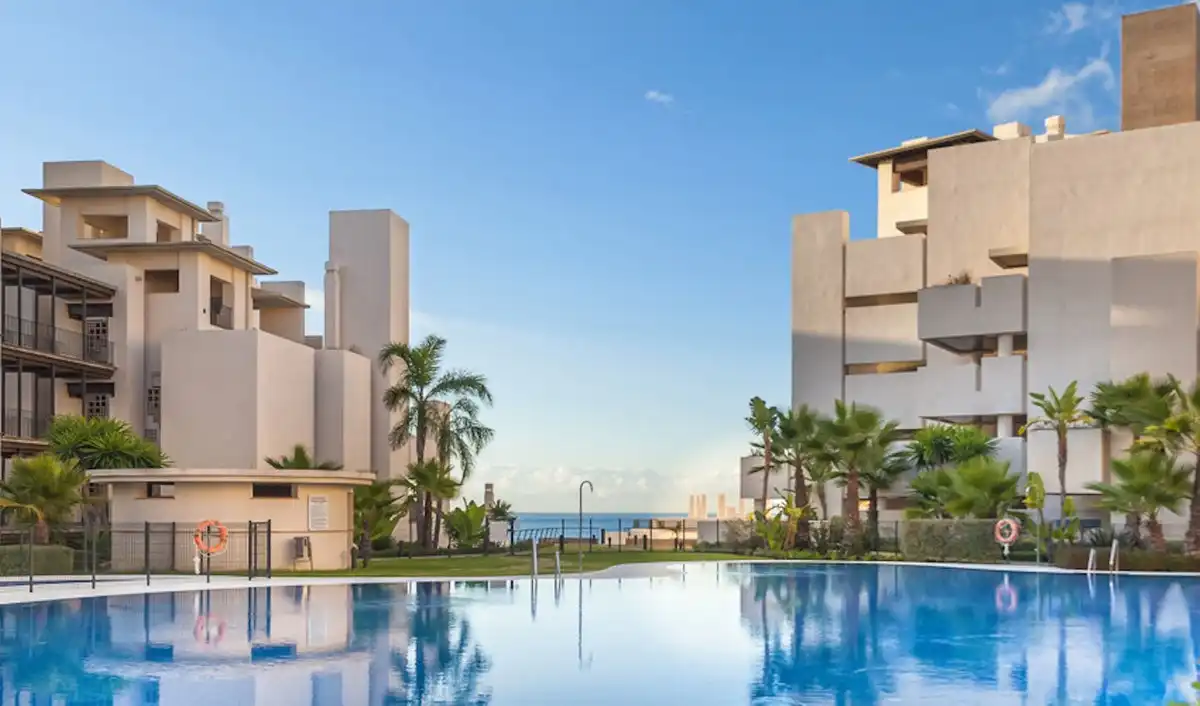 Vista exterior de Ático de alquiler en Estepona con Aire acondicionado, Terraza y Piscina
