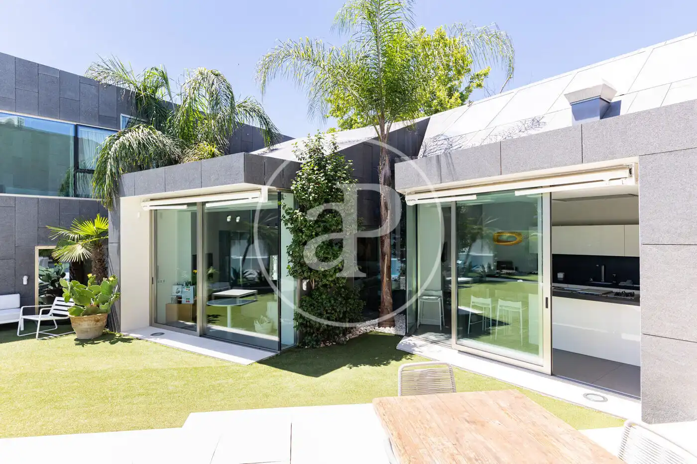 Vista exterior de Casa o xalet en venda en Sant Cugat del Vallès amb Aire condicionat, Calefacció i Jardí privat