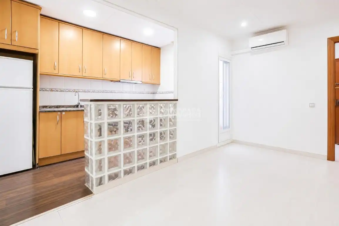 Exterior view of Flat for sale in Sant Adrià de Besòs  with Air Conditioner and Terrace